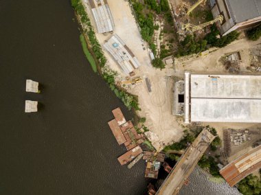 Hava aracı görüntüsü. Kiev 'de Dinyeper nehri üzerinde bir köprü inşa ediliyor..