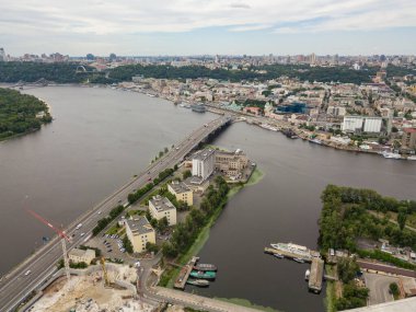 Hava aracı görüntüsü. Kiev 'deki Dinyeper nehri üzerinde tamamlanmamış bir köprü..