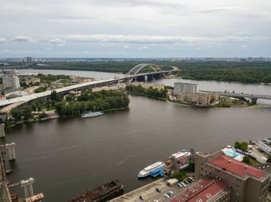 Hava aracı görüntüsü. Kiev 'deki Dinyeper nehri üzerinde tamamlanmamış bir köprü..