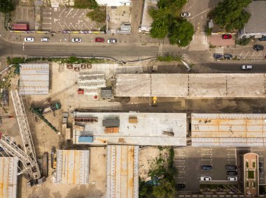 Hava aracı görüntüsü. Kiev 'de Dinyeper nehri üzerinde bir köprü inşa ediliyor..