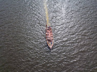 Hava aracı görüntüsü. Kiev 'deki Dinyeper Nehri' nden bir korsan motorlu tekne geçiyor..