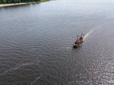 Hava aracı görüntüsü. Kiev 'deki Dinyeper Nehri' nden bir korsan motorlu tekne geçiyor..