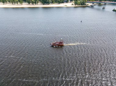 Hava aracı görüntüsü. Kiev 'deki Dinyeper Nehri' nden bir korsan motorlu tekne geçiyor..