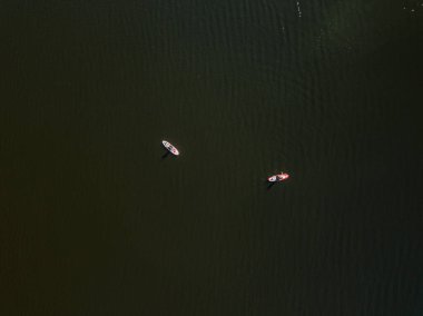 İki kano teknesi Dinyeper Nehri boyunca yol alıyor. Güneşli yaz günü, hava aracı manzarası.
