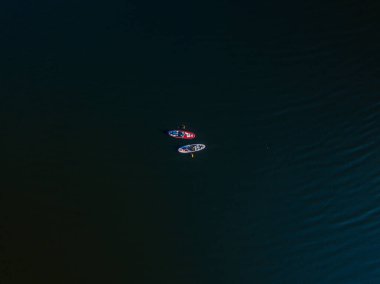 İki kano teknesi Dinyeper Nehri boyunca yol alıyor. Güneşli yaz günü, hava aracı manzarası.