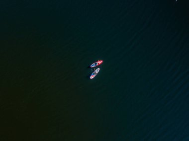 İki kano teknesi Dinyeper Nehri boyunca yol alıyor. Güneşli yaz günü, hava aracı manzarası.