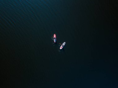 İki kano teknesi Dinyeper Nehri boyunca yol alıyor. Güneşli yaz günü, hava aracı manzarası.