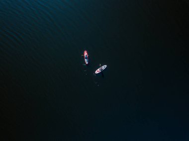 İki kano teknesi Dinyeper Nehri boyunca yol alıyor. Güneşli yaz günü, hava aracı manzarası.