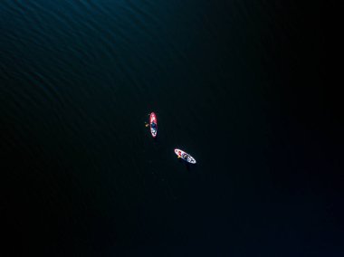 İki kano teknesi Dinyeper Nehri boyunca yol alıyor. Güneşli yaz günü, hava aracı manzarası.