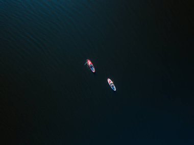 İki kano teknesi Dinyeper Nehri boyunca yol alıyor. Güneşli yaz günü, hava aracı manzarası.