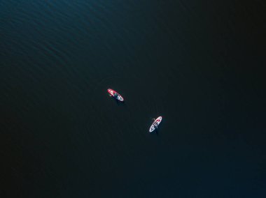 İki kano teknesi Dinyeper Nehri boyunca yol alıyor. Güneşli yaz günü, hava aracı manzarası.