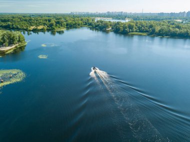 Hava aracı görüntüsü. Motorlu tekne Dinyeper Nehri boyunca yelken açar. Yaz güneşli bir gün.