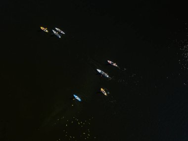 Kano tekneleri Dinyeper Nehri boyunca yelken açar. Güneşli bir yaz günü, hava aracı atışı.