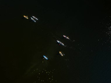 Kano tekneleri Dinyeper Nehri boyunca yelken açar. Güneşli bir yaz günü, hava aracı atışı.