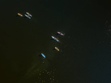 Kano tekneleri Dinyeper Nehri boyunca yelken açar. Güneşli bir yaz günü, hava aracı atışı.