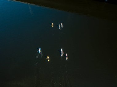 Kano tekneleri Dinyeper Nehri boyunca yelken açar. Güneşli bir yaz günü, hava aracı atışı.