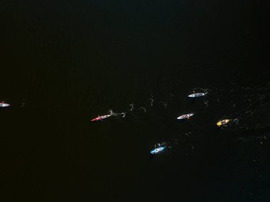 Kano tekneleri Dinyeper Nehri boyunca yelken açar. Güneşli bir yaz günü, hava aracı atışı.