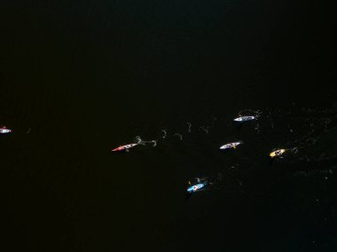 Kano tekneleri Dinyeper Nehri boyunca yelken açar. Güneşli bir yaz günü, hava aracı atışı.