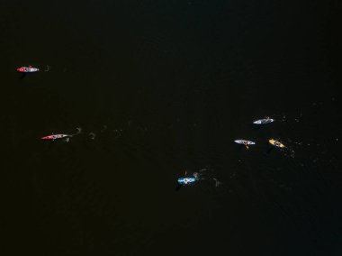 Kano tekneleri Dinyeper Nehri boyunca yelken açar. Güneşli bir yaz günü, hava aracı atışı.