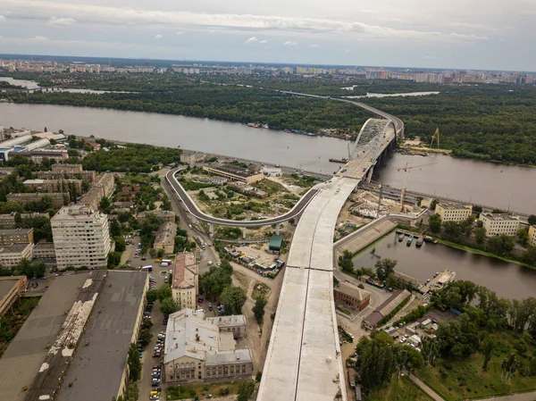 空中ドローンビュー キエフのドニエプル川を渡る橋の建設 — ストック写真