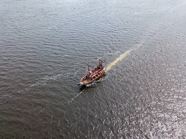 Vista Aérea Drones Barco Motor Pirata Navega Longo Rio Dnieper — Fotografia de Stock