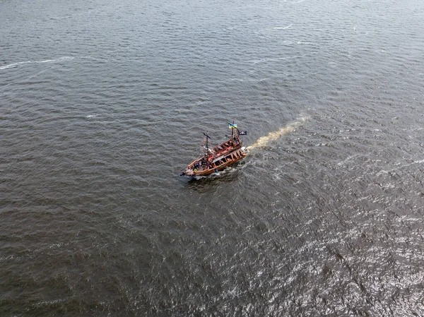 空中ドローンビュー キエフのドニエプル川に沿って海賊用モーターボートが航行します — ストック写真