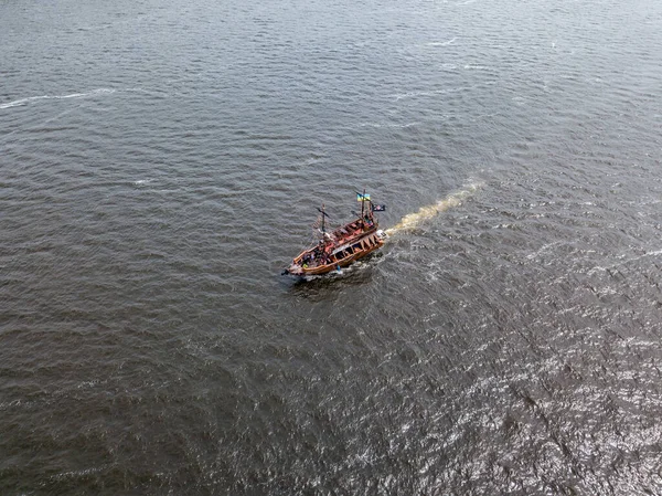 Vista Aérea Drones Barco Motor Pirata Navega Longo Rio Dnieper — Fotografia de Stock