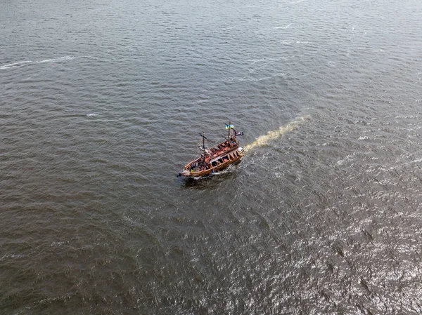 Vista Aérea Drones Barco Motor Pirata Navega Longo Rio Dnieper — Fotografia de Stock