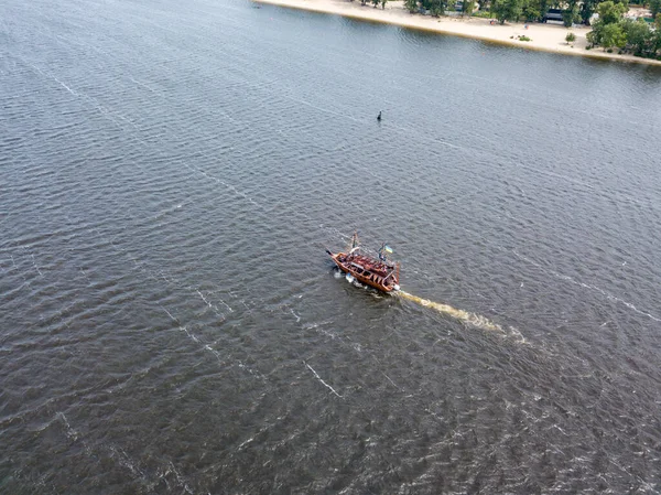 Vista Aérea Del Dron Una Lancha Pirata Navega Largo Del —  Fotos de Stock