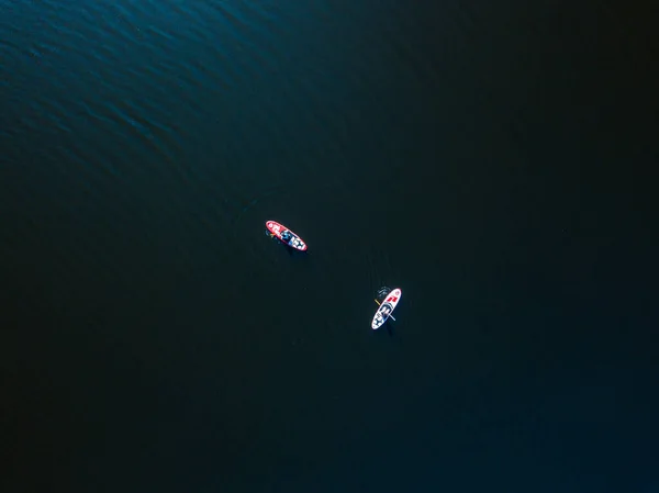 2隻のカヤックボートがドニエプル川に沿って航行しています 晴れた夏の日 空中ドローンビュー — ストック写真