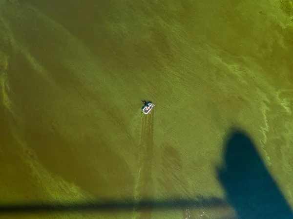 Bovenaanzicht Vanuit Lucht Een Visser Een Boot Het Groene Water — Stockfoto