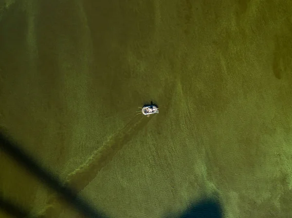 Вид Сверху Воздуха Рыбак Лодке Зеленой Воде Днепра Зеленая Вода — стоковое фото