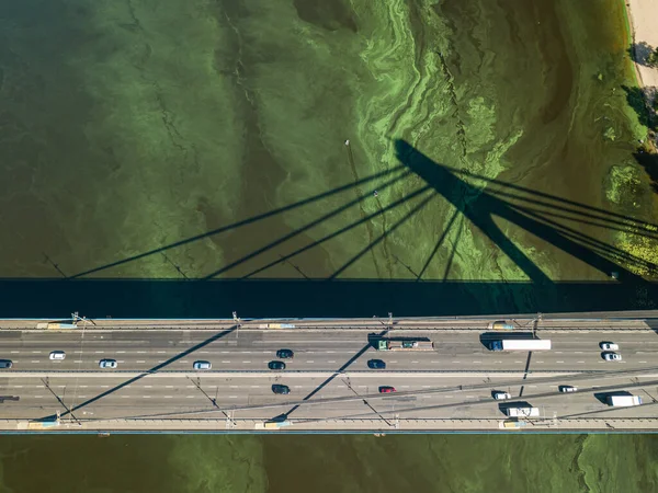 Auto Rijden Langs Noordbrug Kiev Groene Bloeiende Algen Rivier Dnjepr — Stockfoto