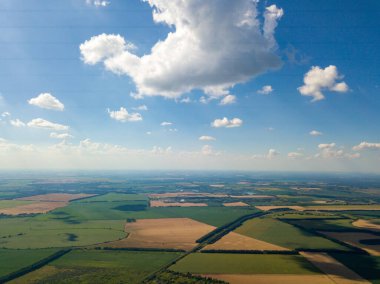 Ukrayna 'nın tarım arazilerinde bulutların üzerinde uçuyorlar. Hava Uçuşu.