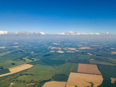 Ukrayna 'nın tarım arazilerinde bulutların üzerinde uçuyorlar. Hava Uçuşu.