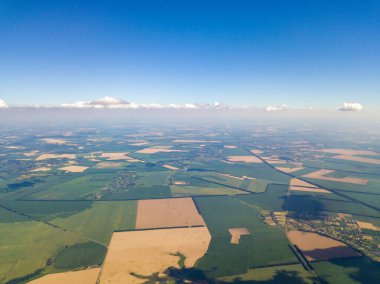 Ukrayna 'nın tarım arazilerinde bulutların üzerinde uçuyorlar. Hava Uçuşu.