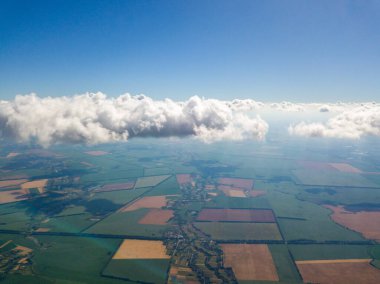 Ukrayna 'nın tarım arazilerinde bulutların üzerinde uçuyorlar. Hava Uçuşu.
