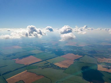 Ukrayna 'nın tarım arazilerinde bulutların üzerinde uçuyorlar. Hava Uçuşu.