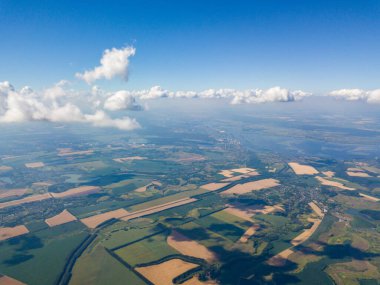 Ukrayna 'nın tarım arazilerinde bulutların üzerinde uçuyorlar. Hava Uçuşu.