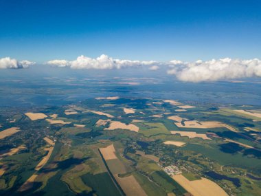 Ukrayna 'nın tarım arazilerinde bulutların üzerinde uçuyorlar. Hava Uçuşu.