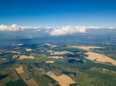 Ukrayna 'nın tarım arazilerinde bulutların üzerinde uçuyorlar. Hava Uçuşu.