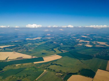 Ukrayna 'nın tarım arazilerinde bulutların üzerinde uçuyorlar. Hava Uçuşu.