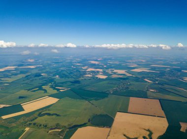 Ukrayna 'nın tarım arazilerinde bulutların üzerinde uçuyorlar. Hava Uçuşu.