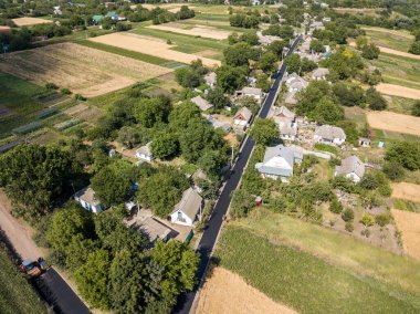 Hava aracı görüntüsü. Ukrayna 'da kırsal yol.