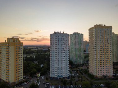 Hava aracı görüntüsü. Kiev 'de günbatımı.