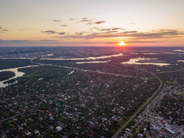 Kiev 'deki Dinyeper Nehri üzerinde gün batımı. Hava aracı görünümü.