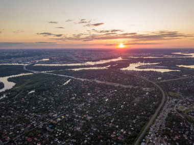 Kiev 'deki Dinyeper Nehri üzerinde gün batımı. Hava aracı görünümü.