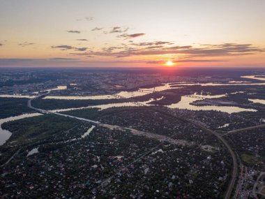 Kiev 'deki Dinyeper Nehri üzerinde gün batımı. Hava aracı görünümü.