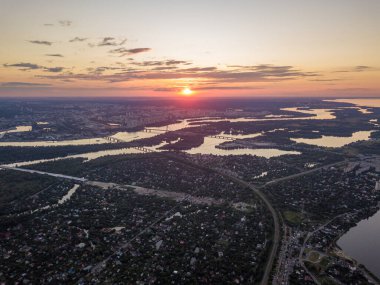 Kiev 'deki Dinyeper Nehri üzerinde gün batımı. Hava aracı görünümü.