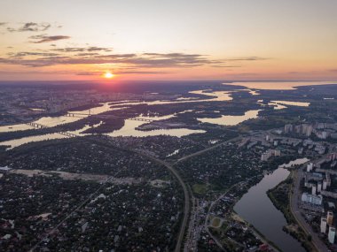 Kiev 'deki Dinyeper Nehri üzerinde gün batımı. Hava aracı görünümü.